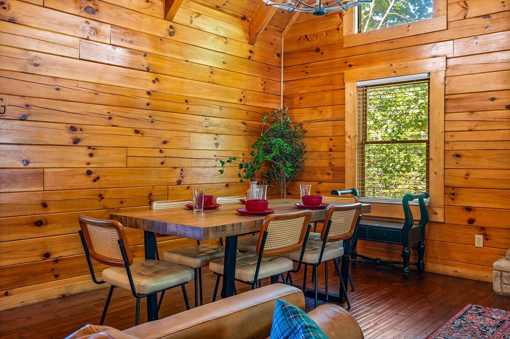 Log cabin w/ hot tub, arcade game, & stunning views + Free Attraction Tickets