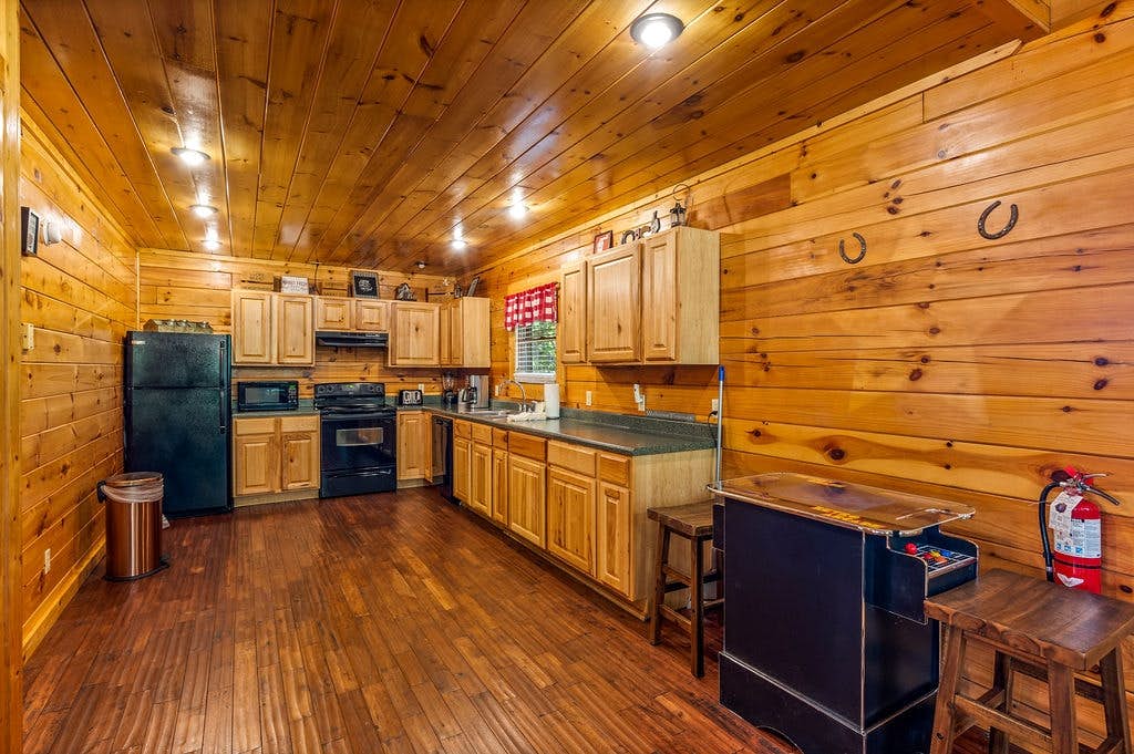 Log cabin w/ hot tub, arcade game, & stunning views + Free Attraction Tickets