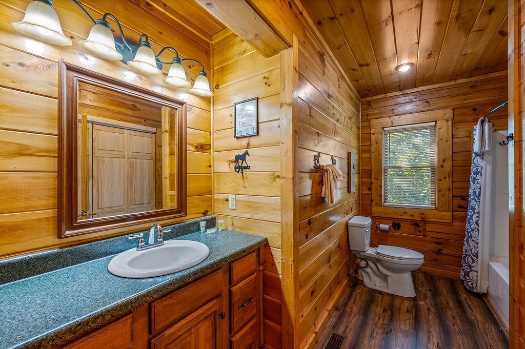 Log cabin w/ hot tub, arcade game, & stunning views + Free Attraction Tickets