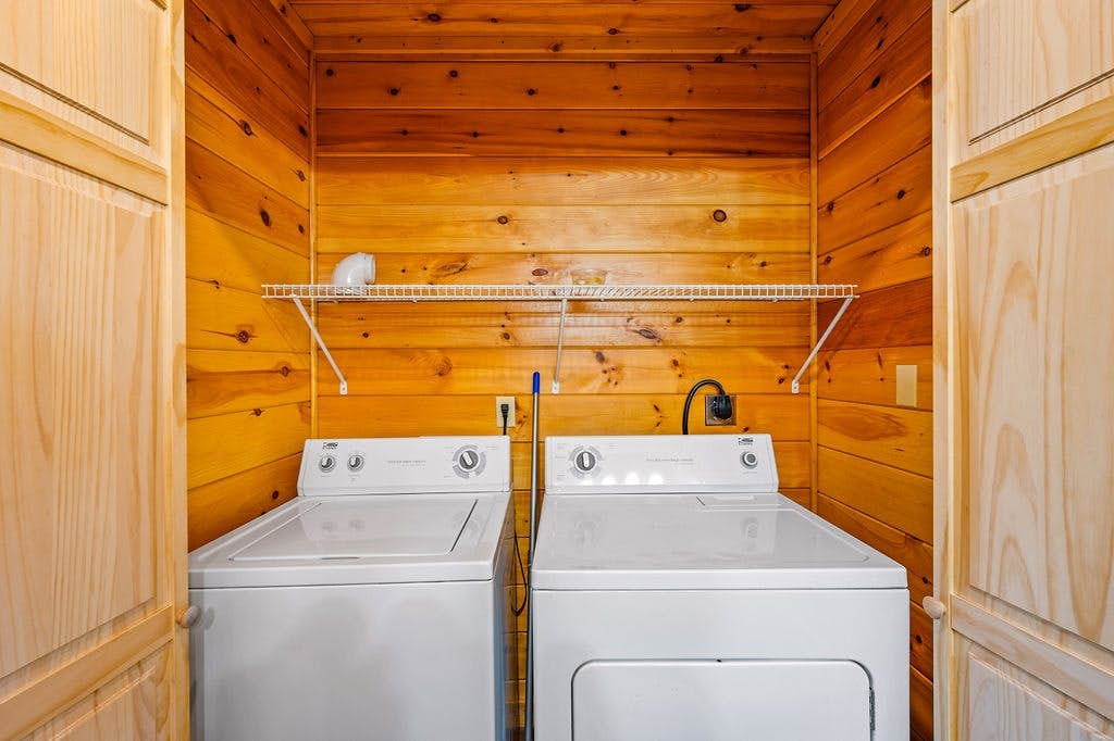 Log cabin w/ hot tub, arcade game, & stunning views + Free Attraction Tickets