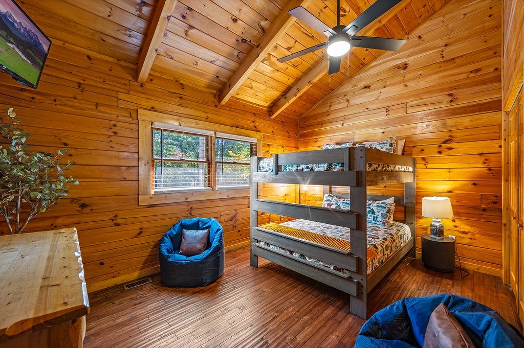 Log cabin w/ hot tub, arcade game, & stunning views + Free Attraction Tickets