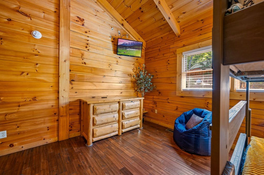 Log cabin w/ hot tub, arcade game, & stunning views + Free Attraction Tickets