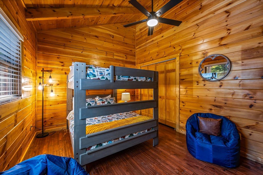 Log cabin w/ hot tub, arcade game, & stunning views + Free Attraction Tickets