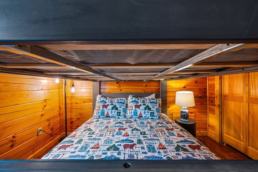 Log cabin w/ hot tub, arcade game, & stunning views + Free Attraction Tickets