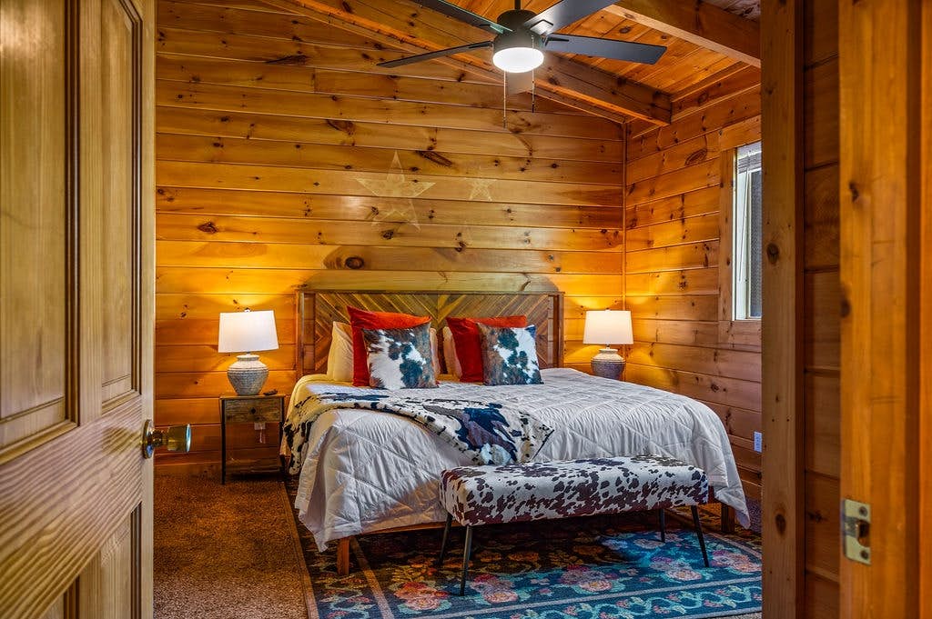 Log cabin w/ hot tub, arcade game, & stunning views + Free Attraction Tickets