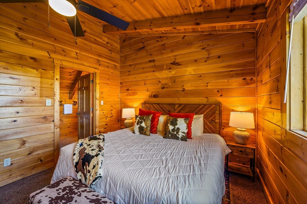 Log cabin w/ hot tub, arcade game, & stunning views + Free Attraction Tickets