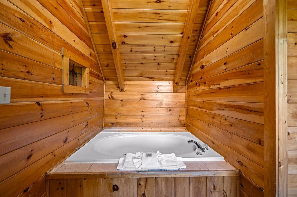 Log cabin w/ hot tub, arcade game, & stunning views + Free Attraction Tickets