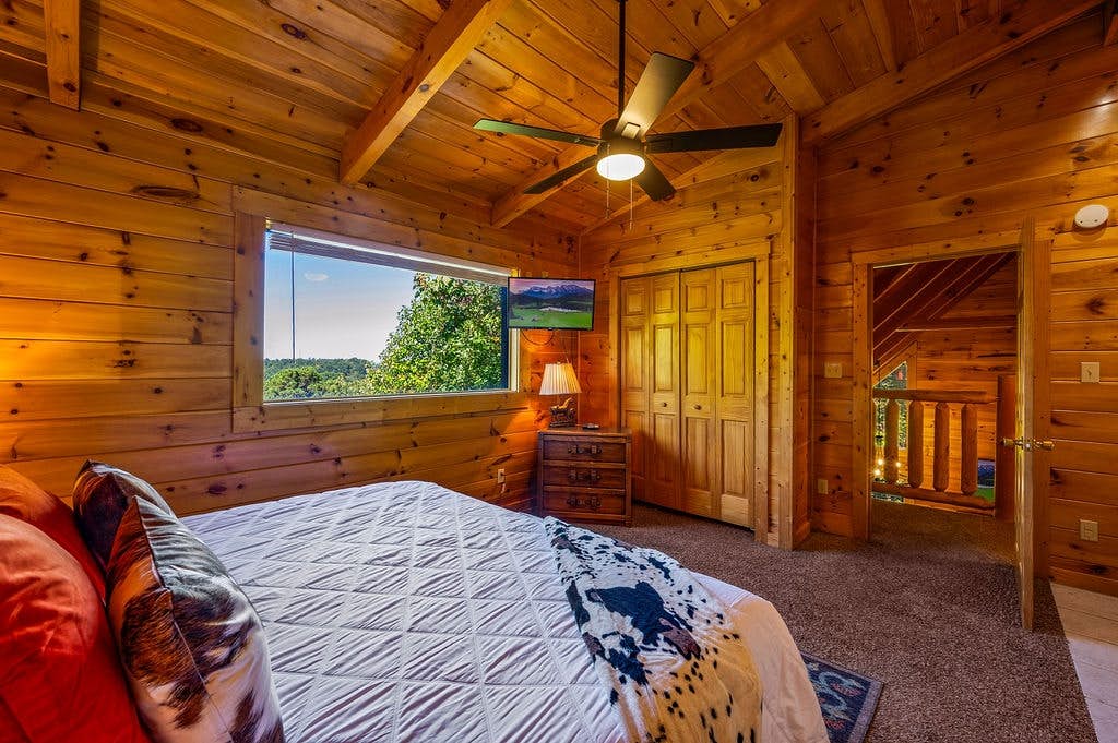 Log cabin w/ hot tub, arcade game, & stunning views + Free Attraction Tickets