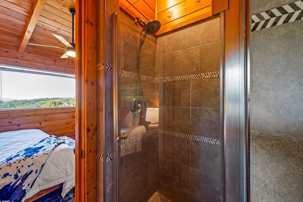 Log cabin w/ hot tub, arcade game, & stunning views + Free Attraction Tickets