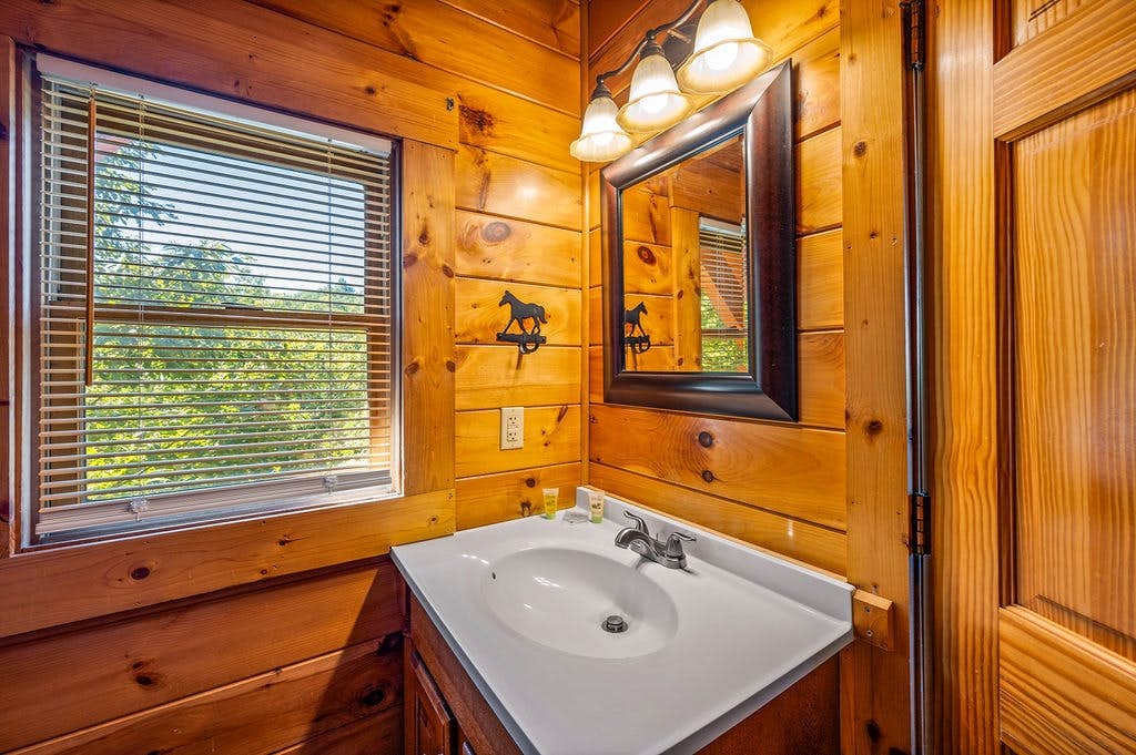 Log cabin w/ hot tub, arcade game, & stunning views + Free Attraction Tickets