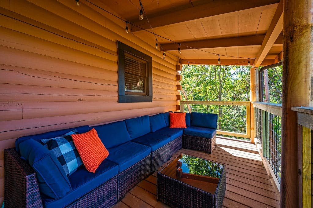 Log cabin w/ hot tub, arcade game, & stunning views + Free Attraction Tickets