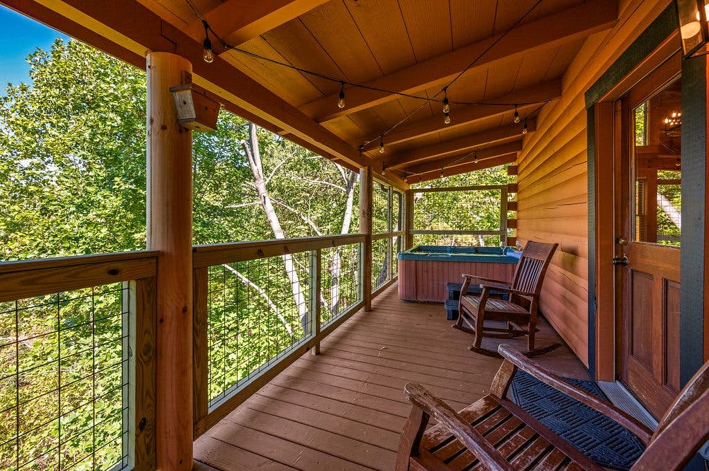 Log cabin w/ hot tub, arcade game, & stunning views + Free Attraction Tickets