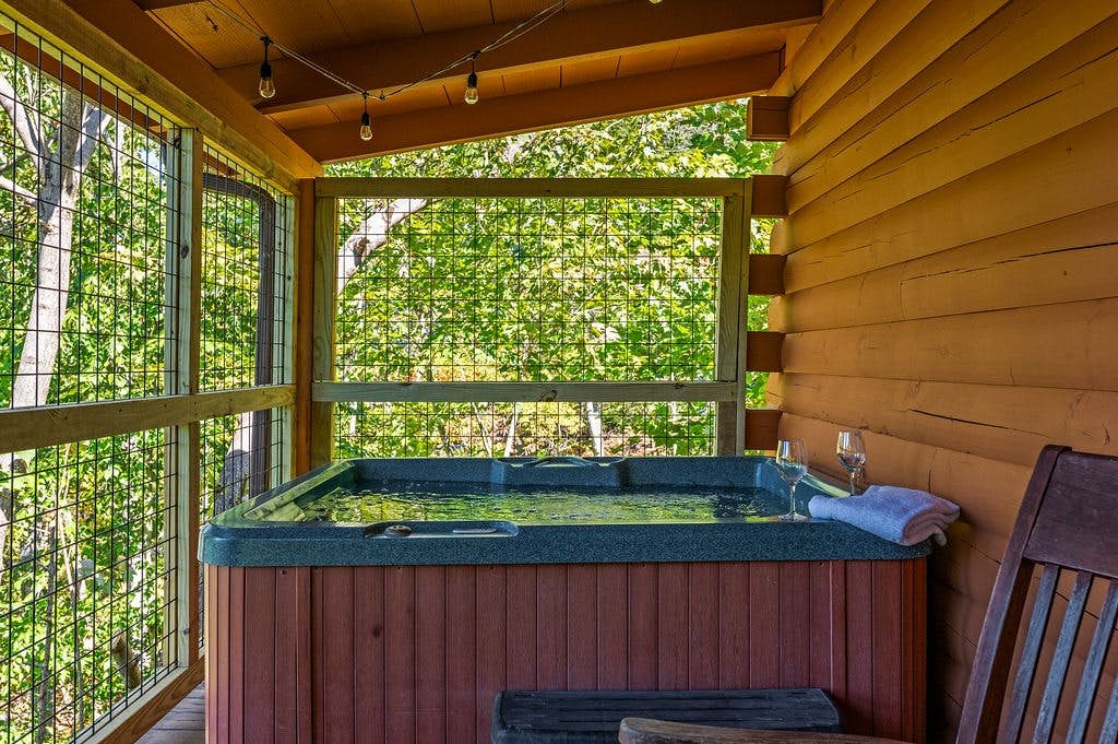 Log cabin w/ hot tub, arcade game, & stunning views + Free Attraction Tickets