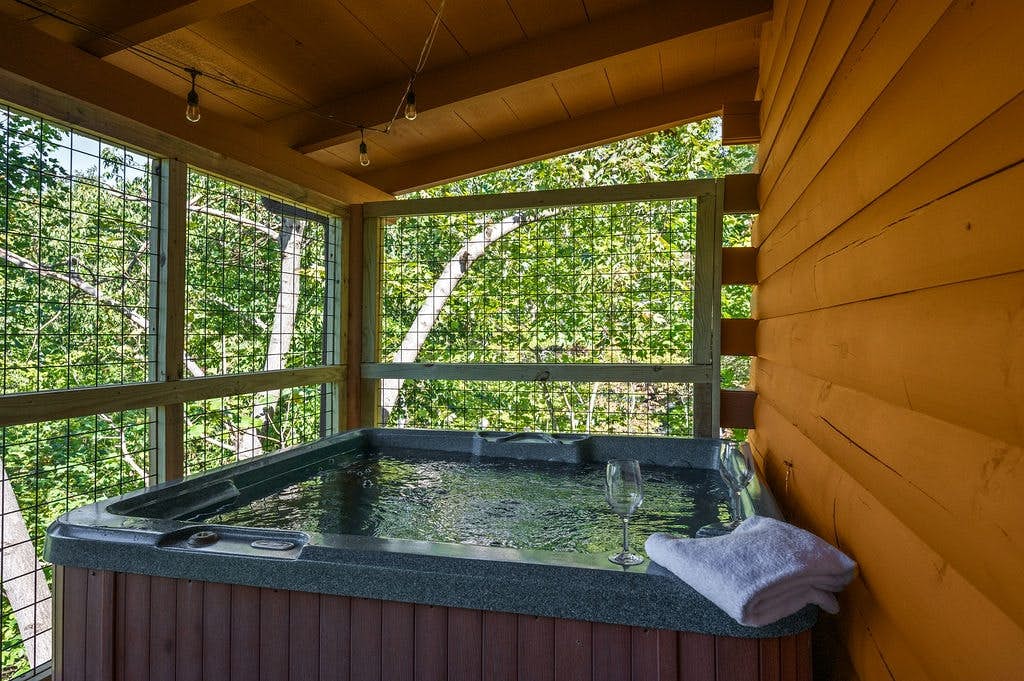 Log cabin w/ hot tub, arcade game, & stunning views + Free Attraction Tickets