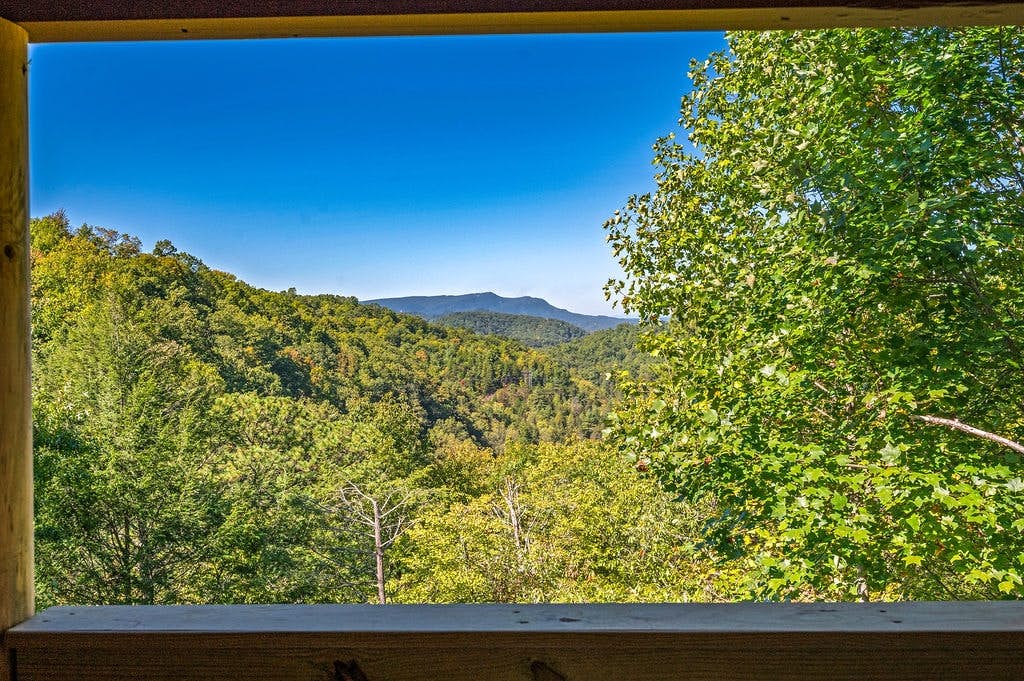 Log cabin w/ hot tub, arcade game, & stunning views + Free Attraction Tickets