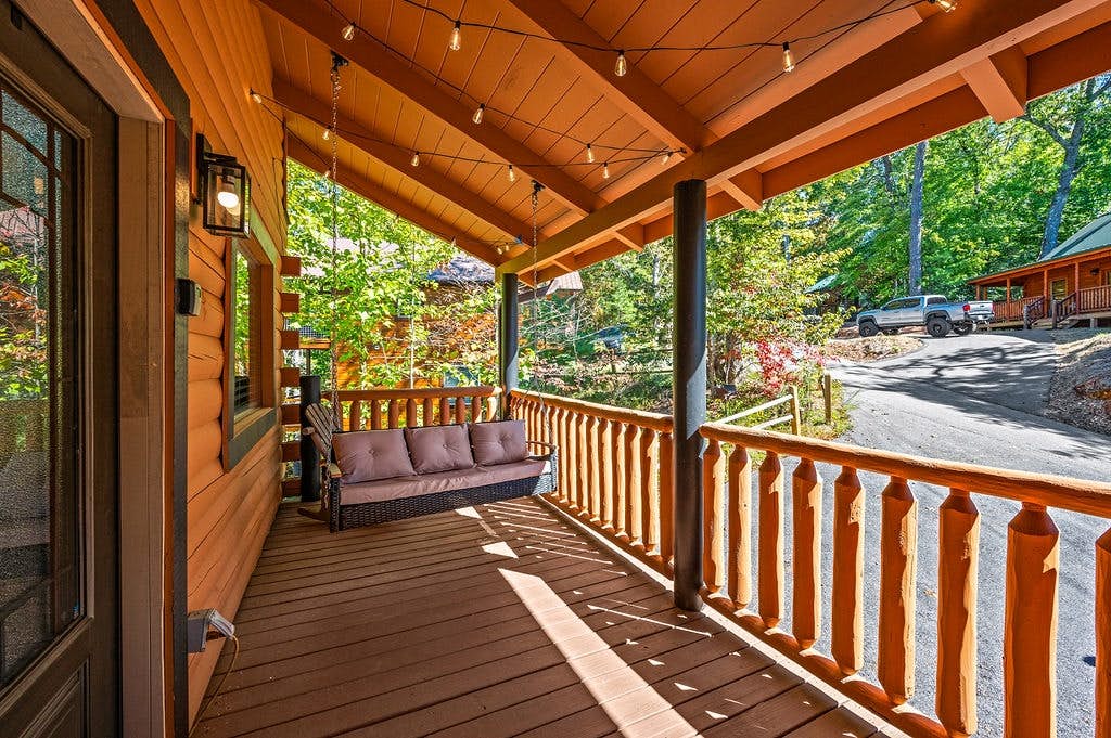 Log cabin w/ hot tub, arcade game, & stunning views + Free Attraction Tickets