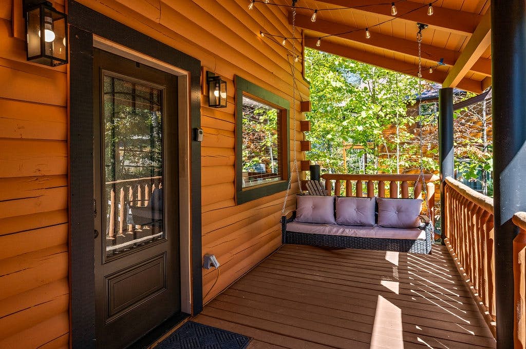 Log cabin w/ hot tub, arcade game, & stunning views + Free Attraction Tickets