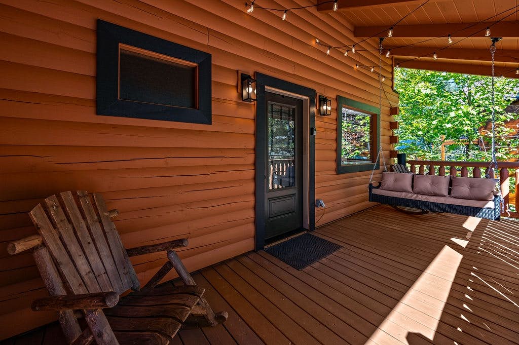 Log cabin w/ hot tub, arcade game, & stunning views + Free Attraction Tickets