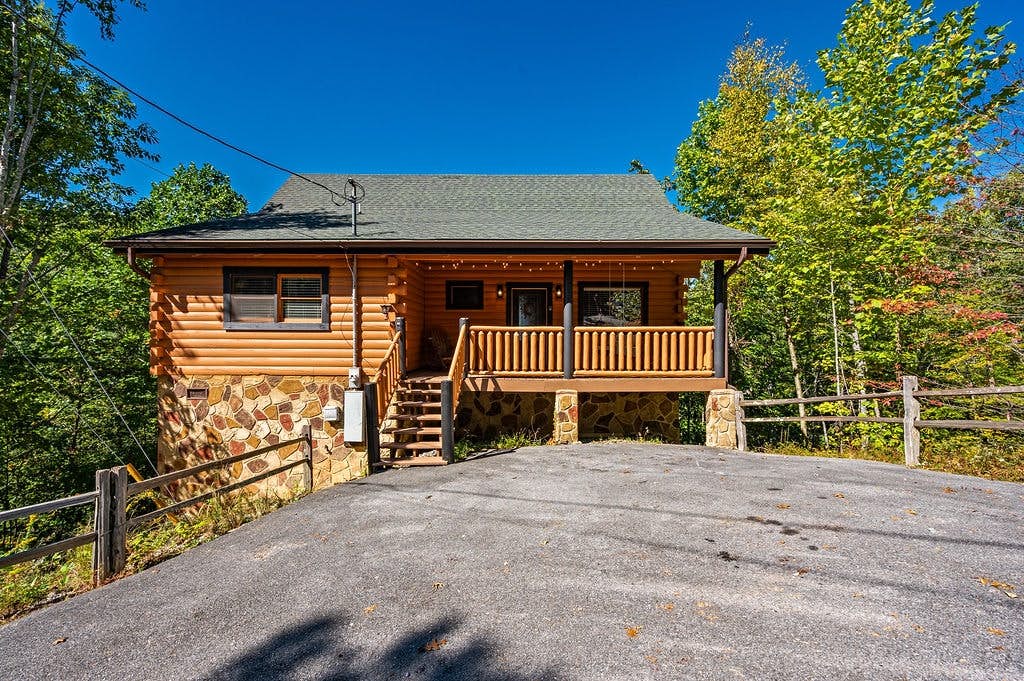 Log cabin w/ hot tub, arcade game, & stunning views + Free Attraction Tickets