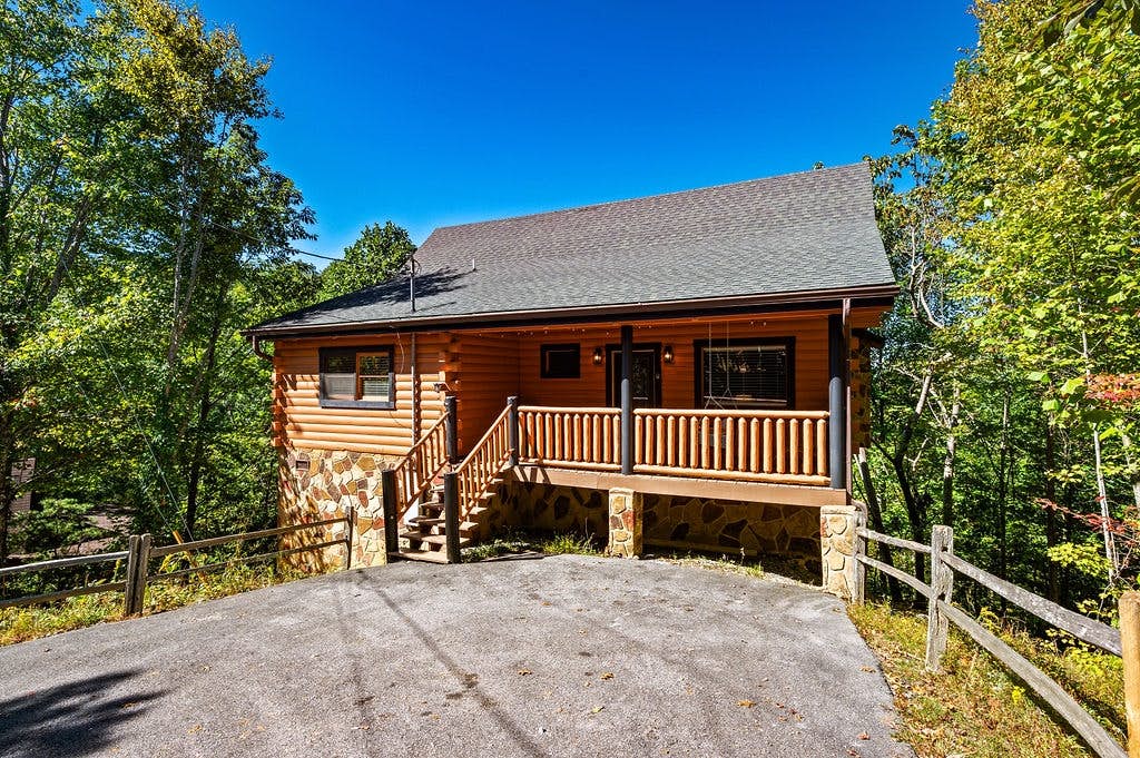 Log cabin w/ hot tub, arcade game, & stunning views + Free Attraction Tickets