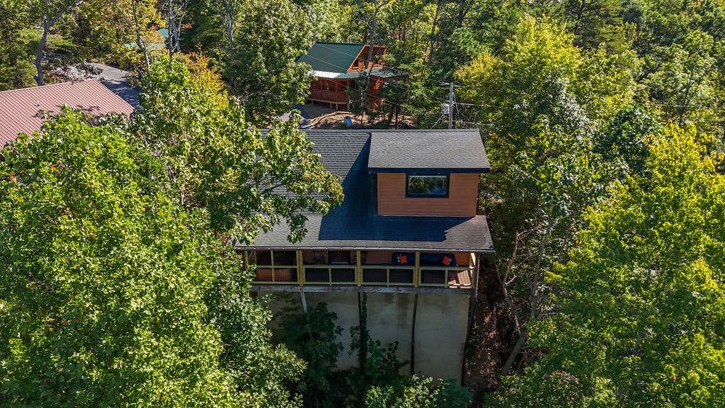 Log cabin w/ hot tub, arcade game, & stunning views + Free Attraction Tickets