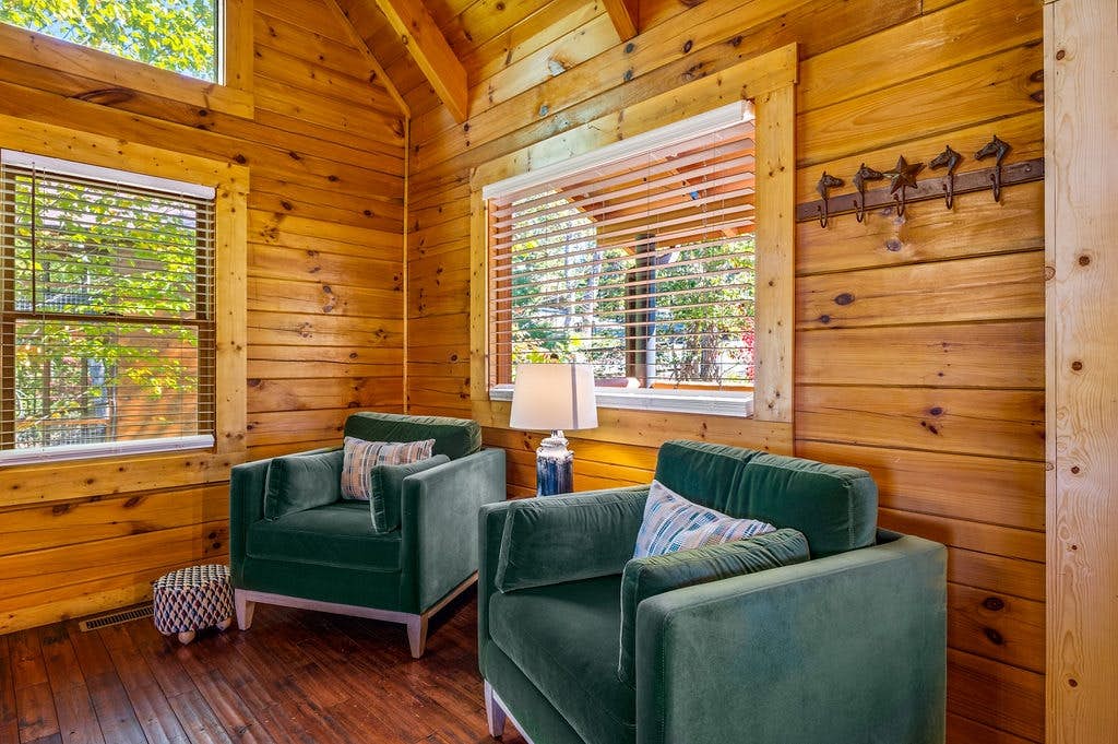 Log cabin w/ hot tub, arcade game, & stunning views + Free Attraction Tickets