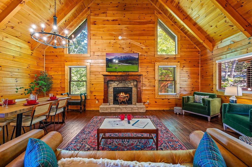 Log cabin w/ hot tub, arcade game, & stunning views + Free Attraction Tickets