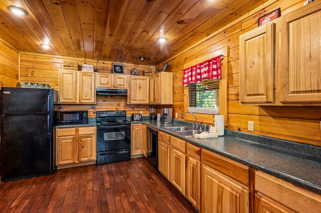 Log cabin w/ hot tub, arcade game, & stunning views + Free Attraction Tickets