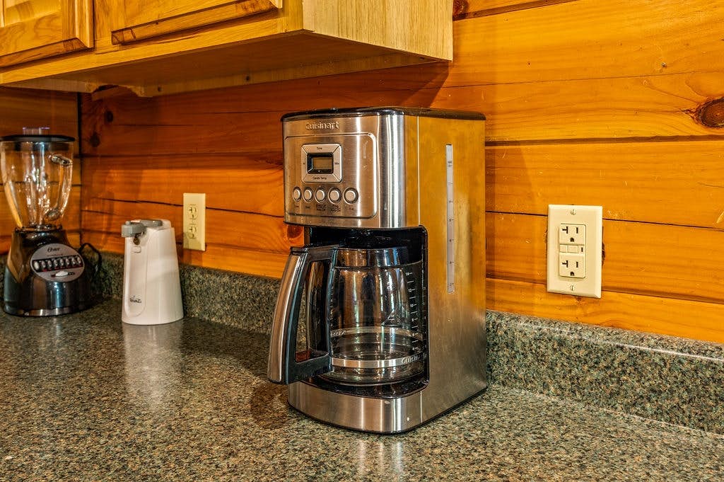 Log cabin w/ hot tub, arcade game, & stunning views + Free Attraction Tickets