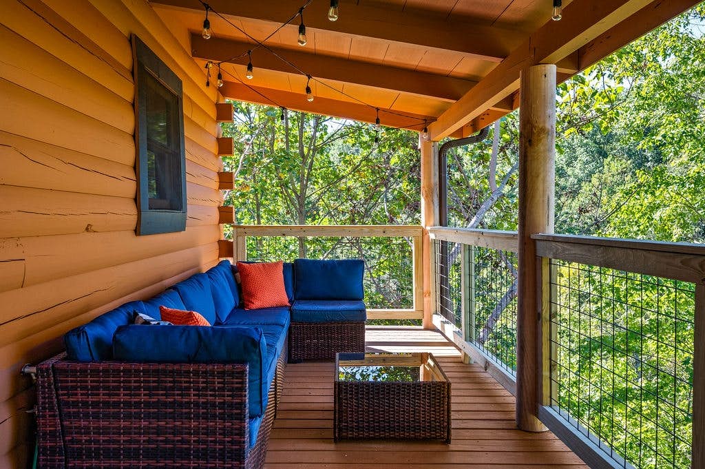 Log cabin w/ hot tub, arcade game, & stunning views + Free Attraction Tickets