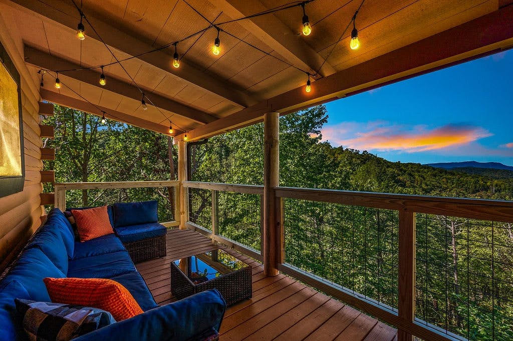 Log cabin w/ hot tub, arcade game, & stunning views + Free Attraction Tickets