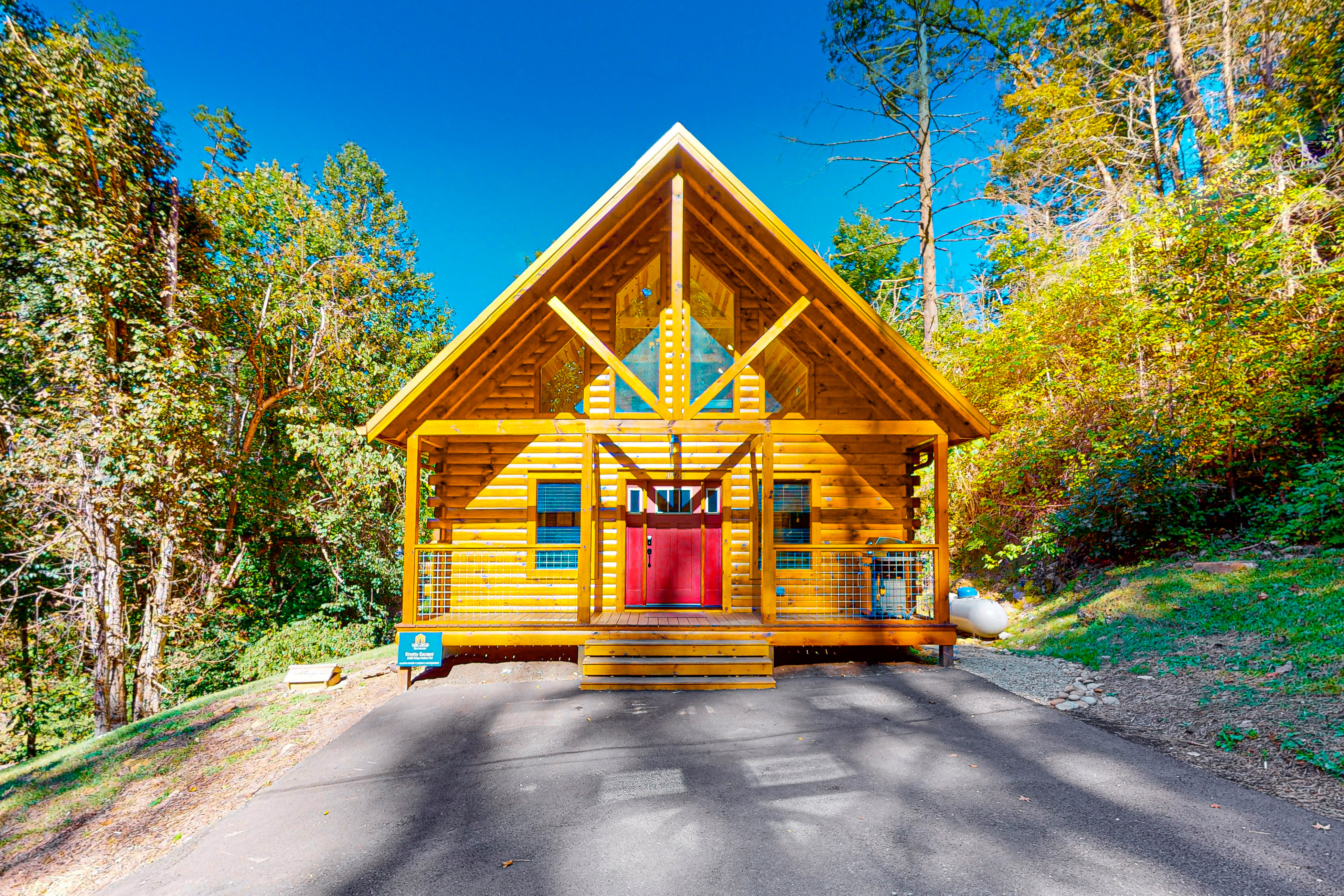 Wooded cabin w free attraction Tickets, hot tub, fireplaces, & furnished deck