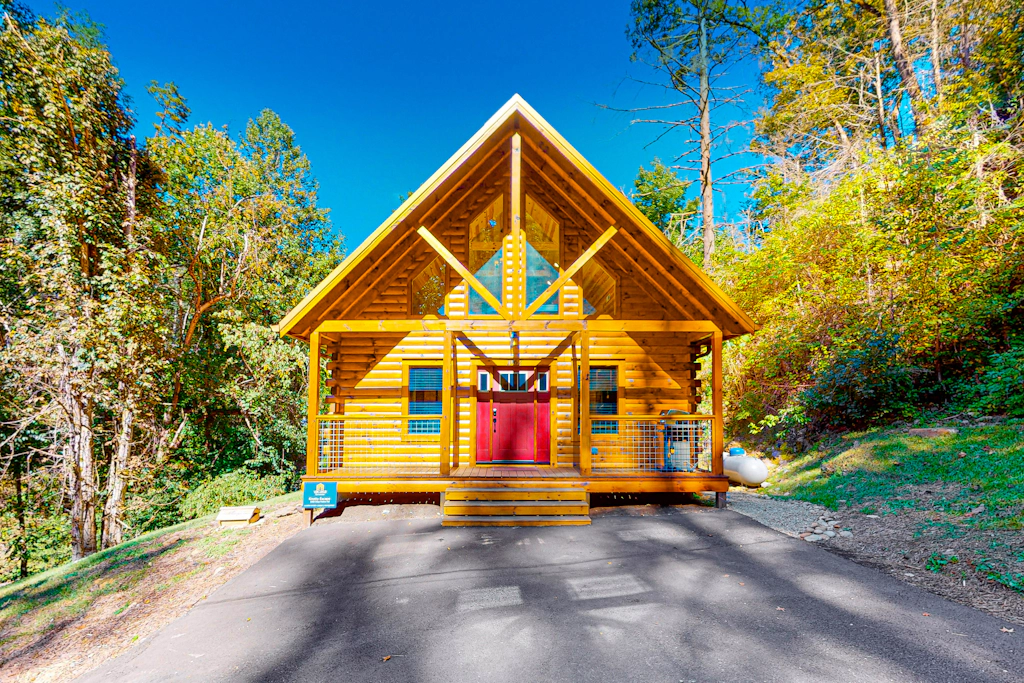 Wooded cabin w free attraction Tickets, hot tub, fireplaces, & furnished deck