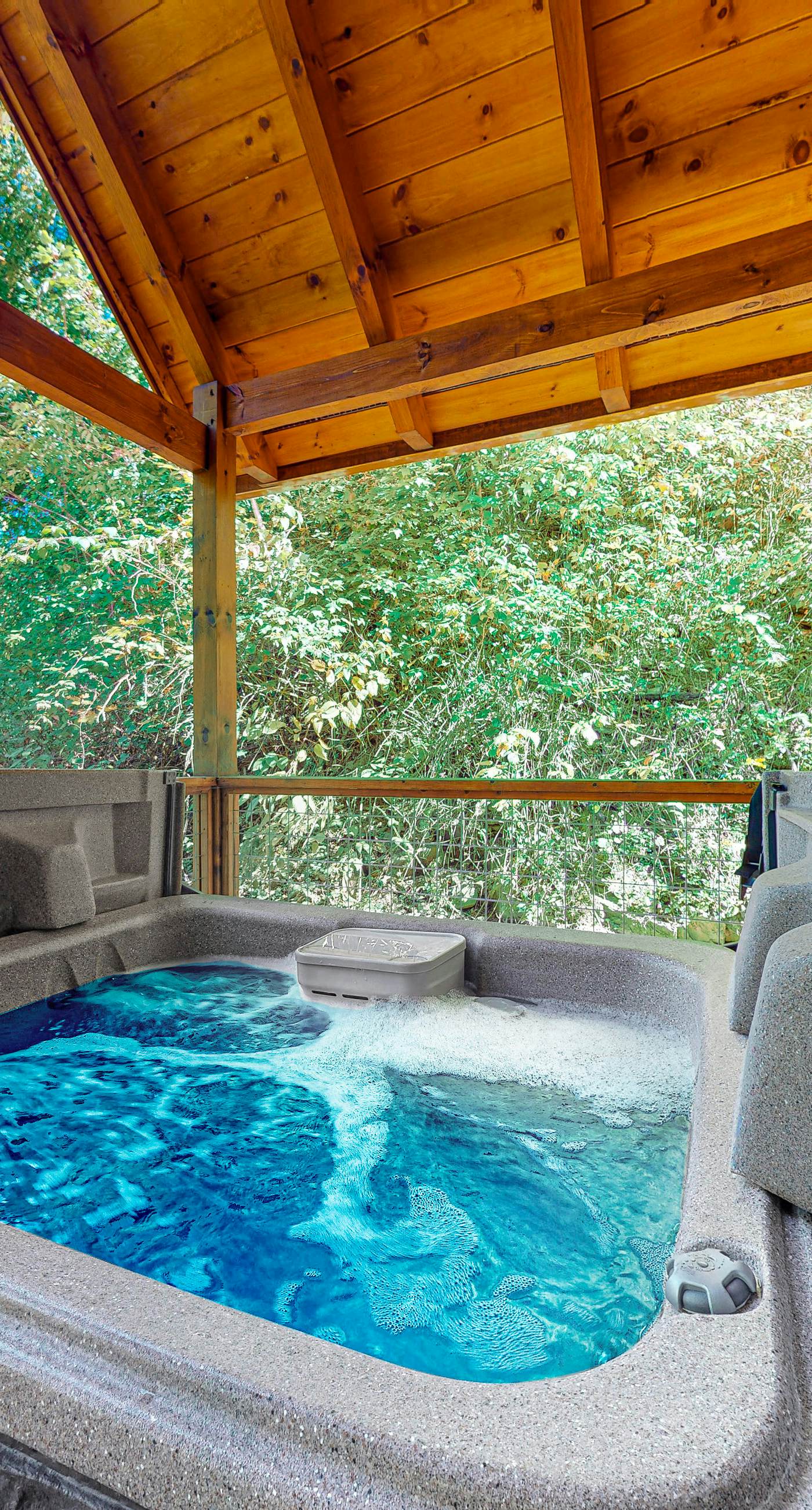 4.7 Mi to DT Gatlinburg・Wooded Setting・Hot tub