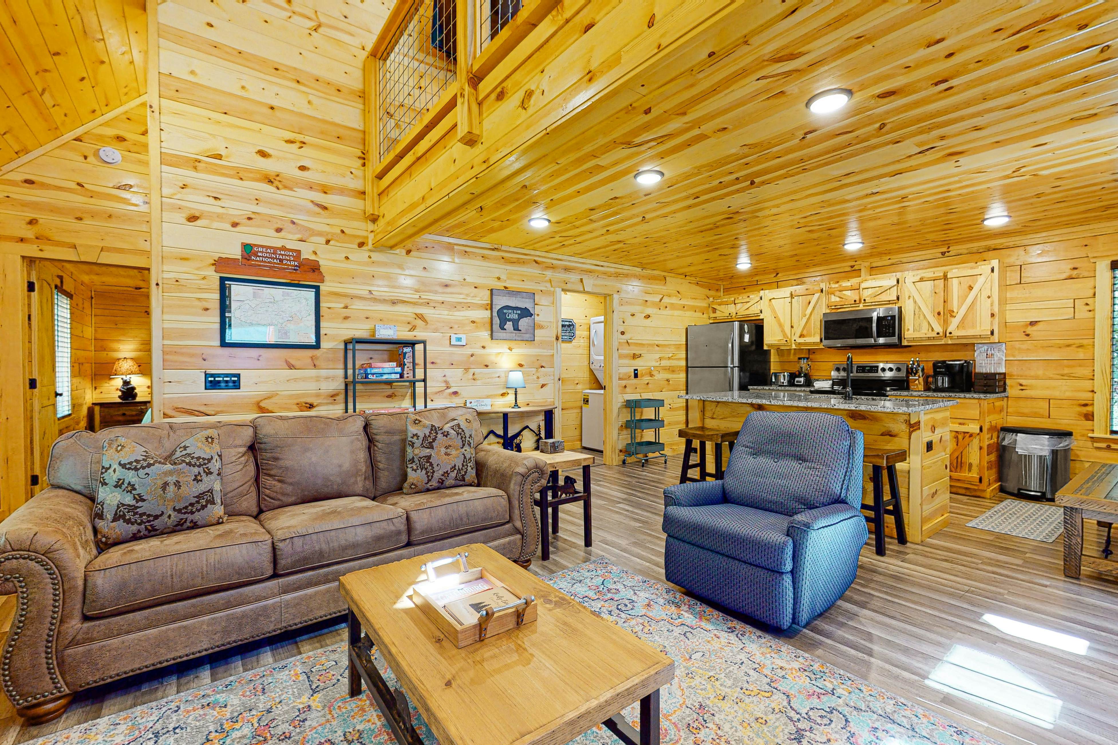 Wooded cabin w/ free attraction Tickets, hot tub, fireplaces, & furnished deck