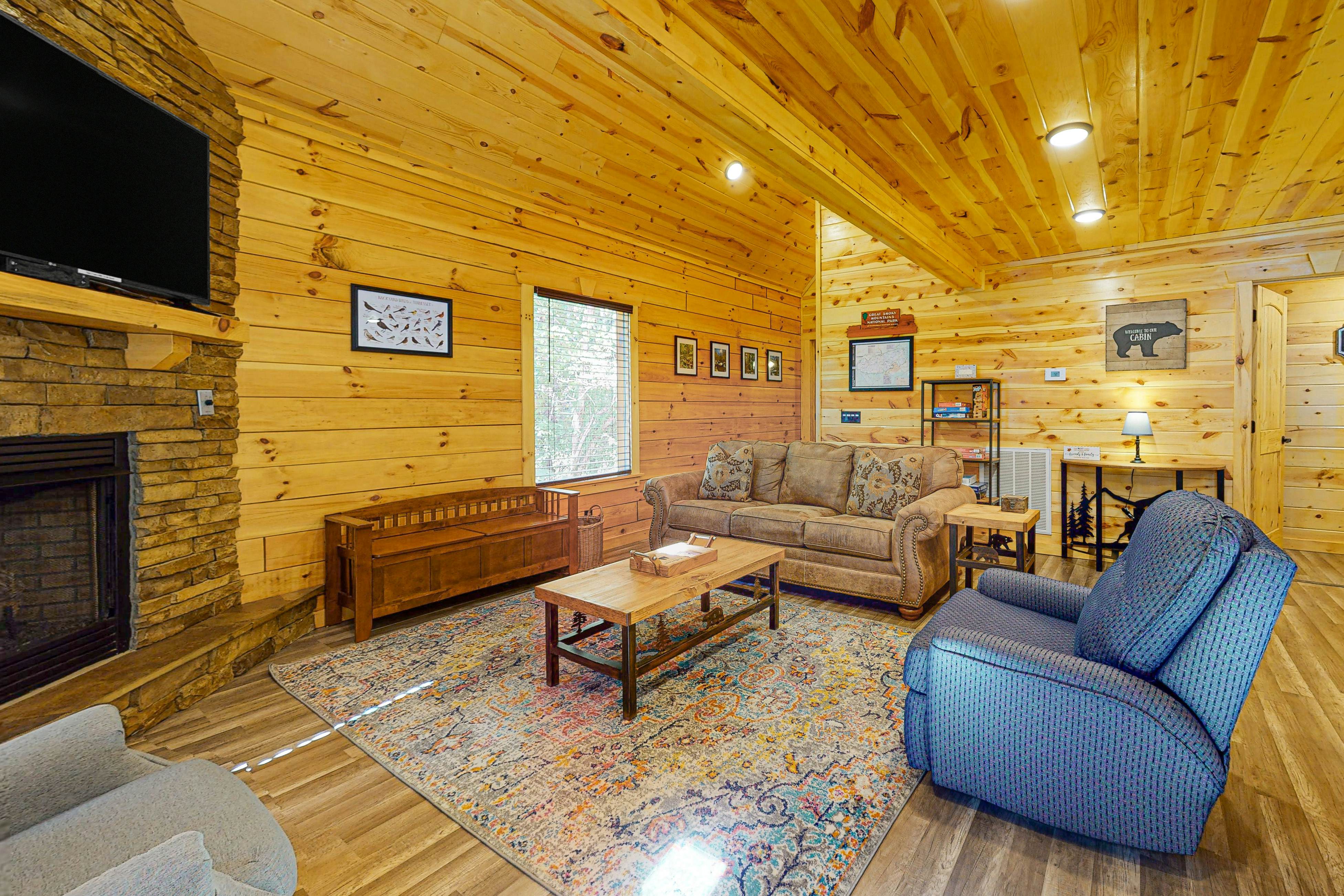 Wooded cabin w/ free attraction Tickets, hot tub, fireplaces, & furnished deck