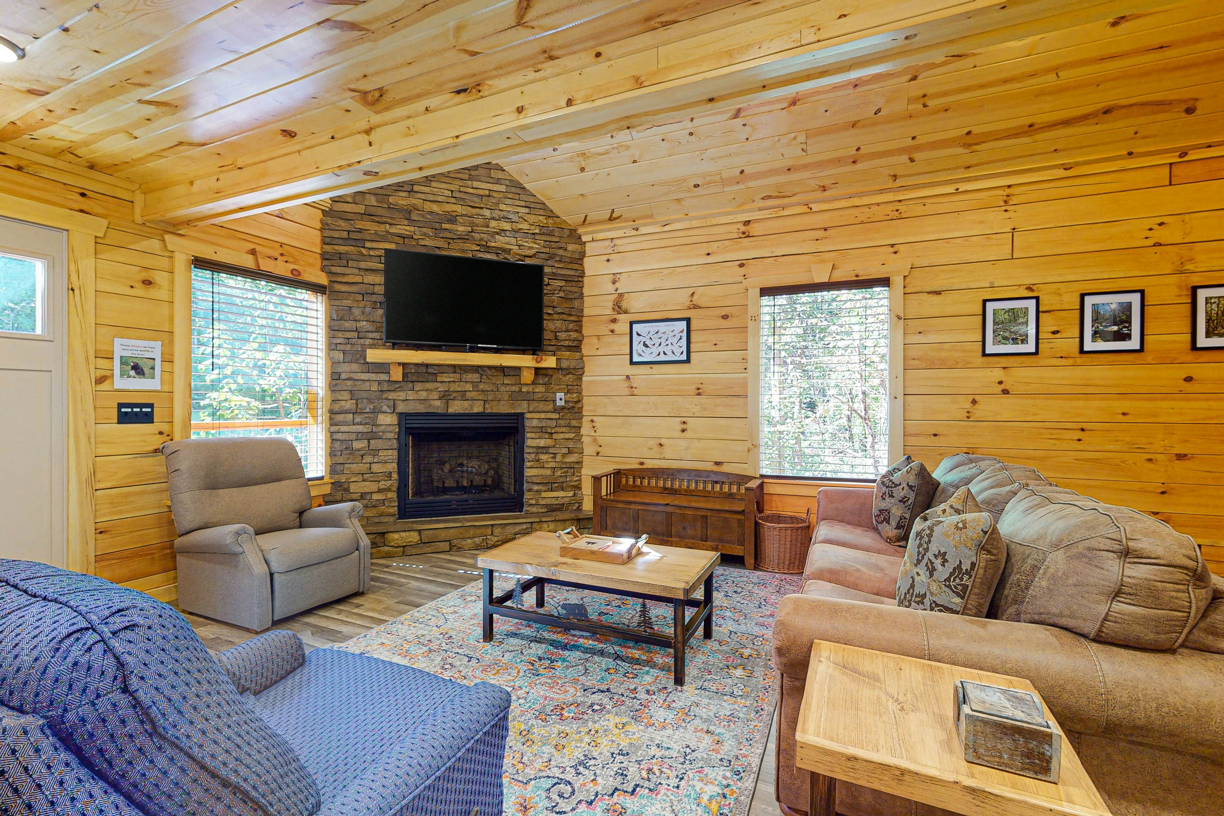 Wooded cabin w/ free attraction Tickets, hot tub, fireplaces, & furnished deck