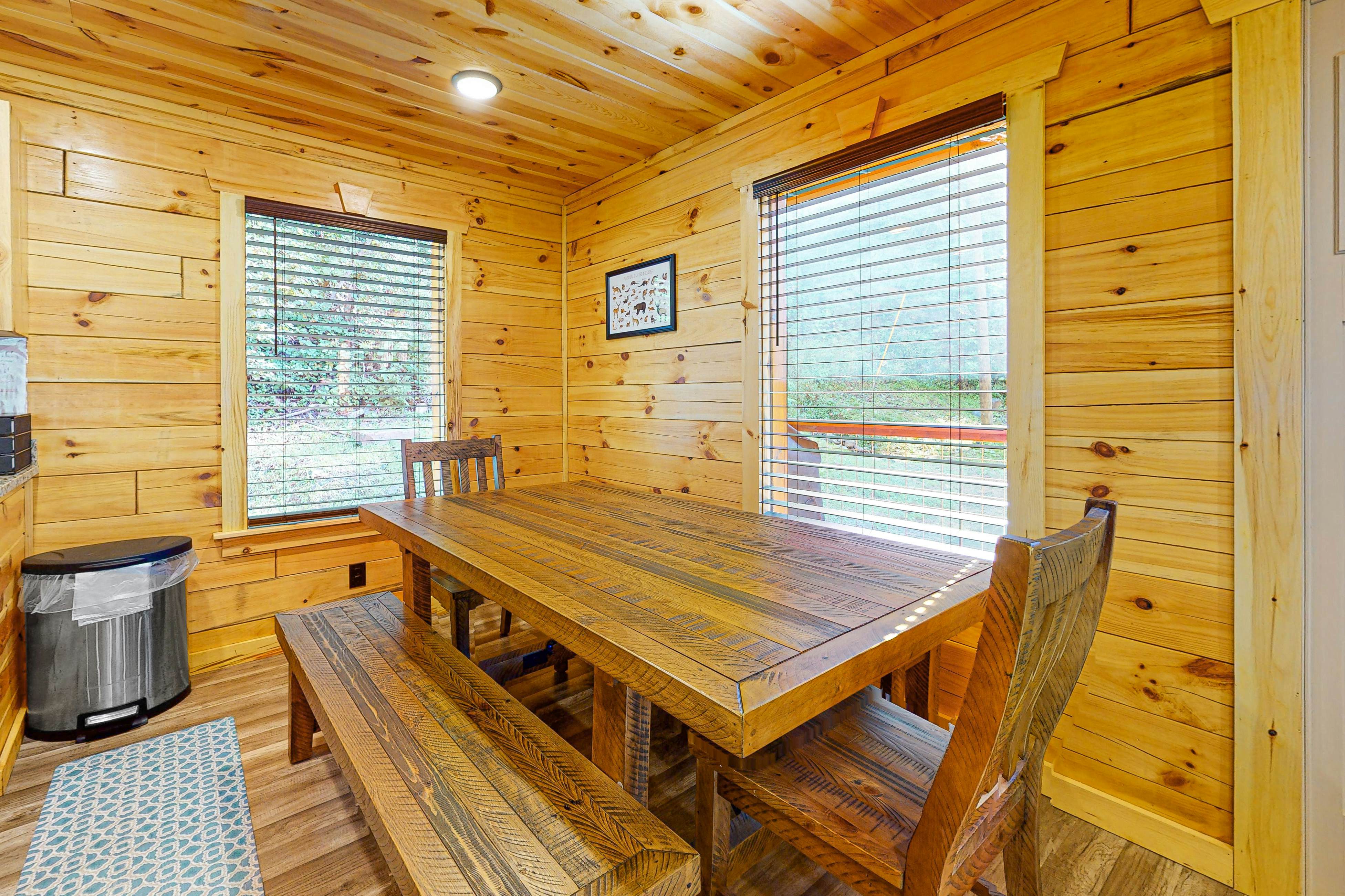 Wooded cabin w/ free attraction Tickets, hot tub, fireplaces, & furnished deck