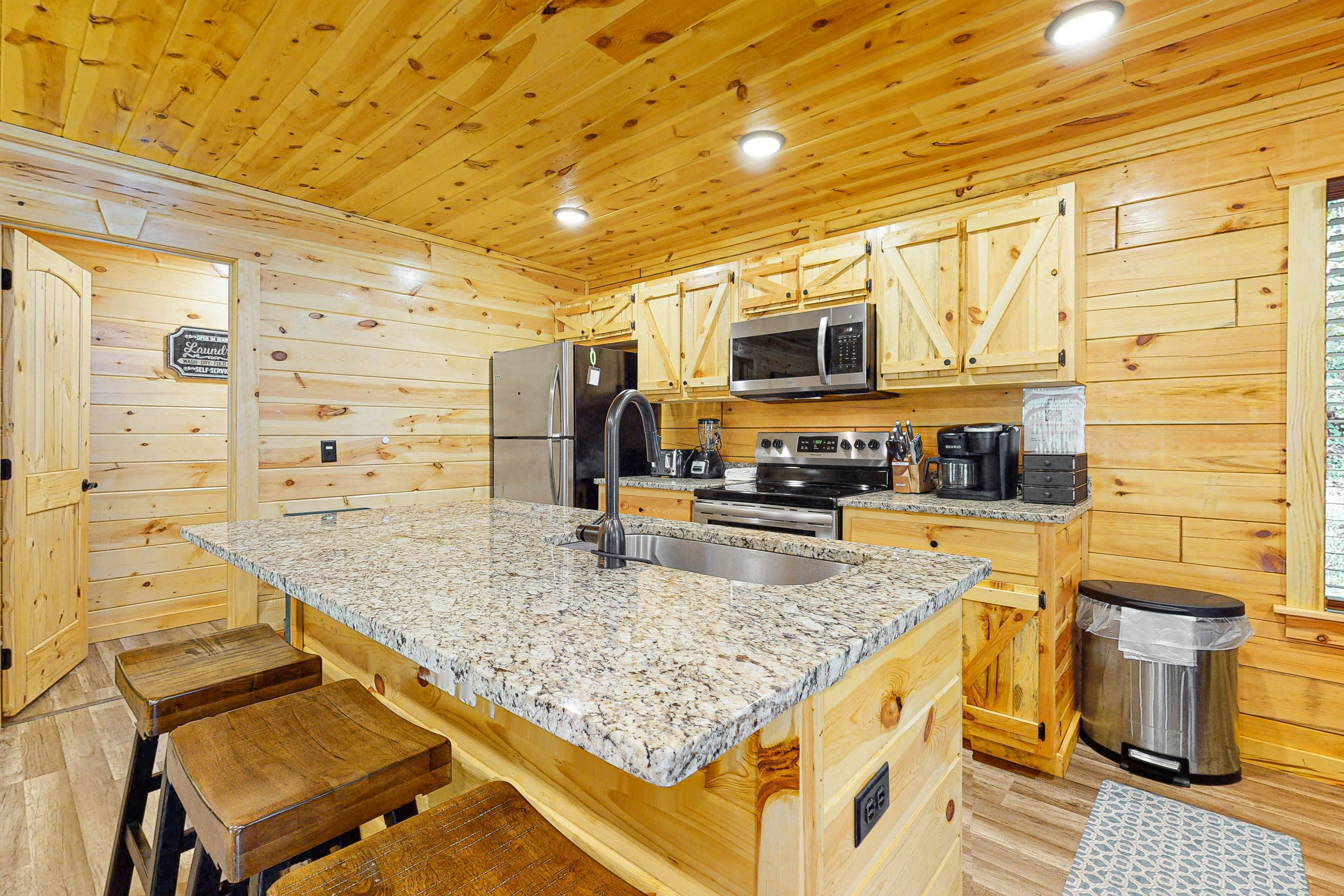 Wooded cabin w/ free attraction Tickets, hot tub, fireplaces, & furnished deck