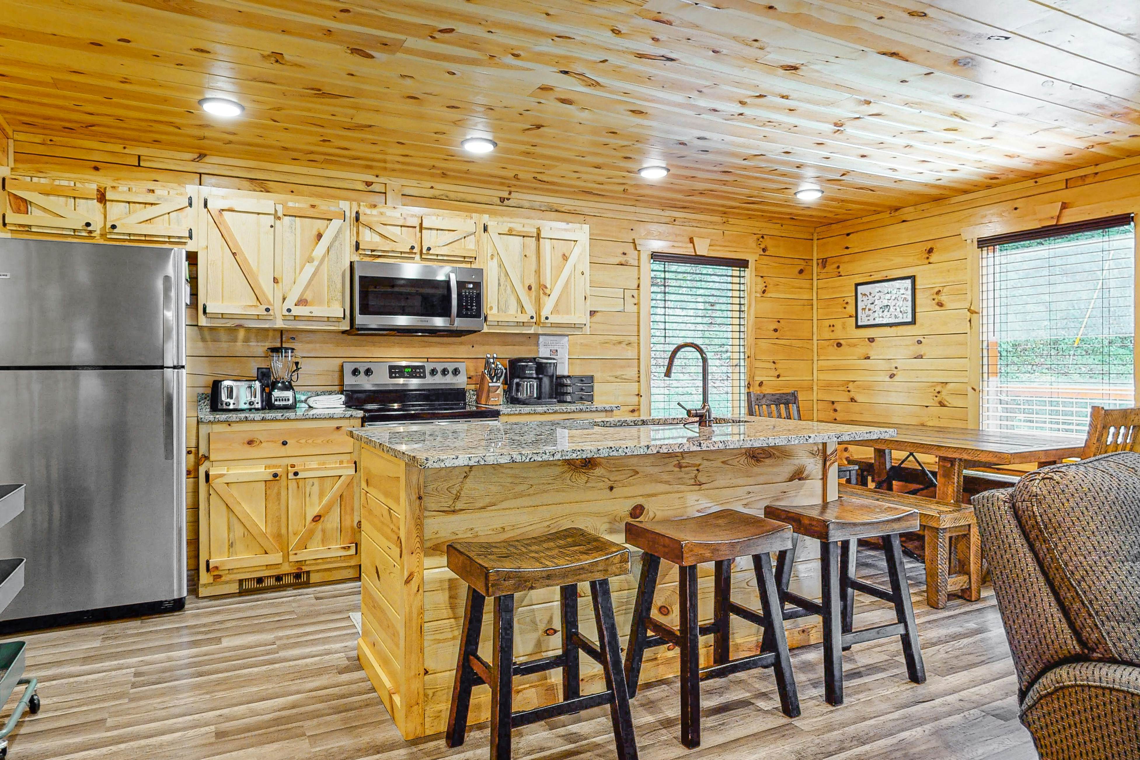 Wooded cabin w/ free attraction Tickets, hot tub, fireplaces, & furnished deck