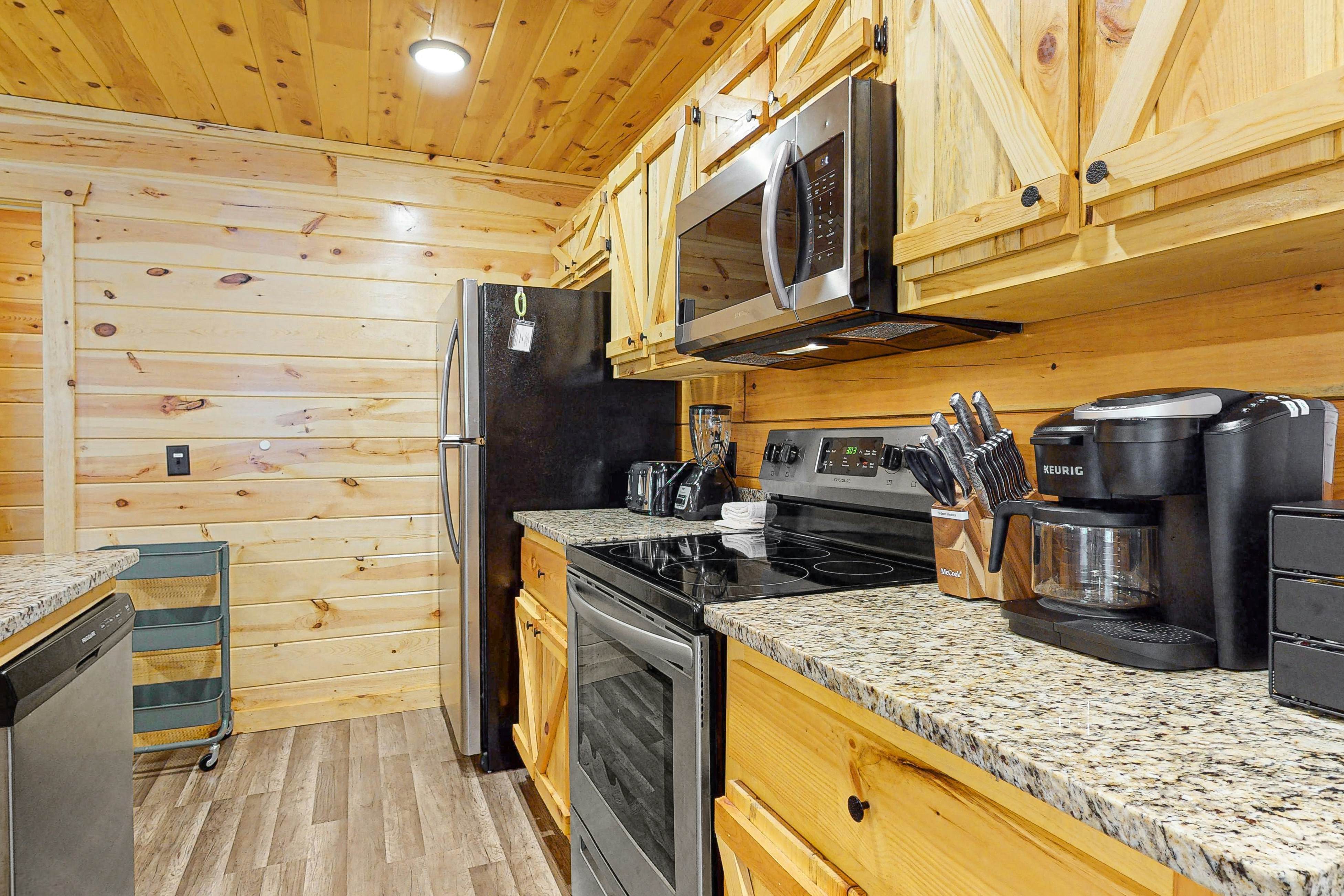 Wooded cabin w/ free attraction Tickets, hot tub, fireplaces, & furnished deck
