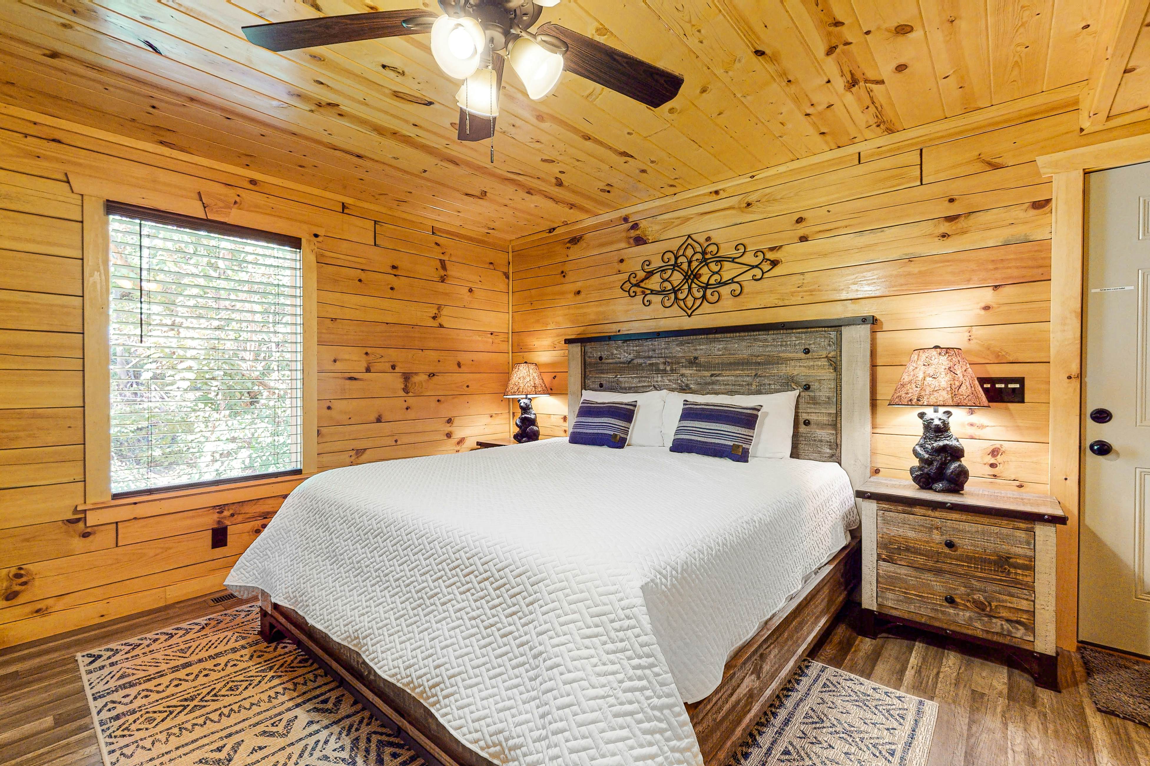 Wooded cabin w/ free attraction Tickets, hot tub, fireplaces, & furnished deck