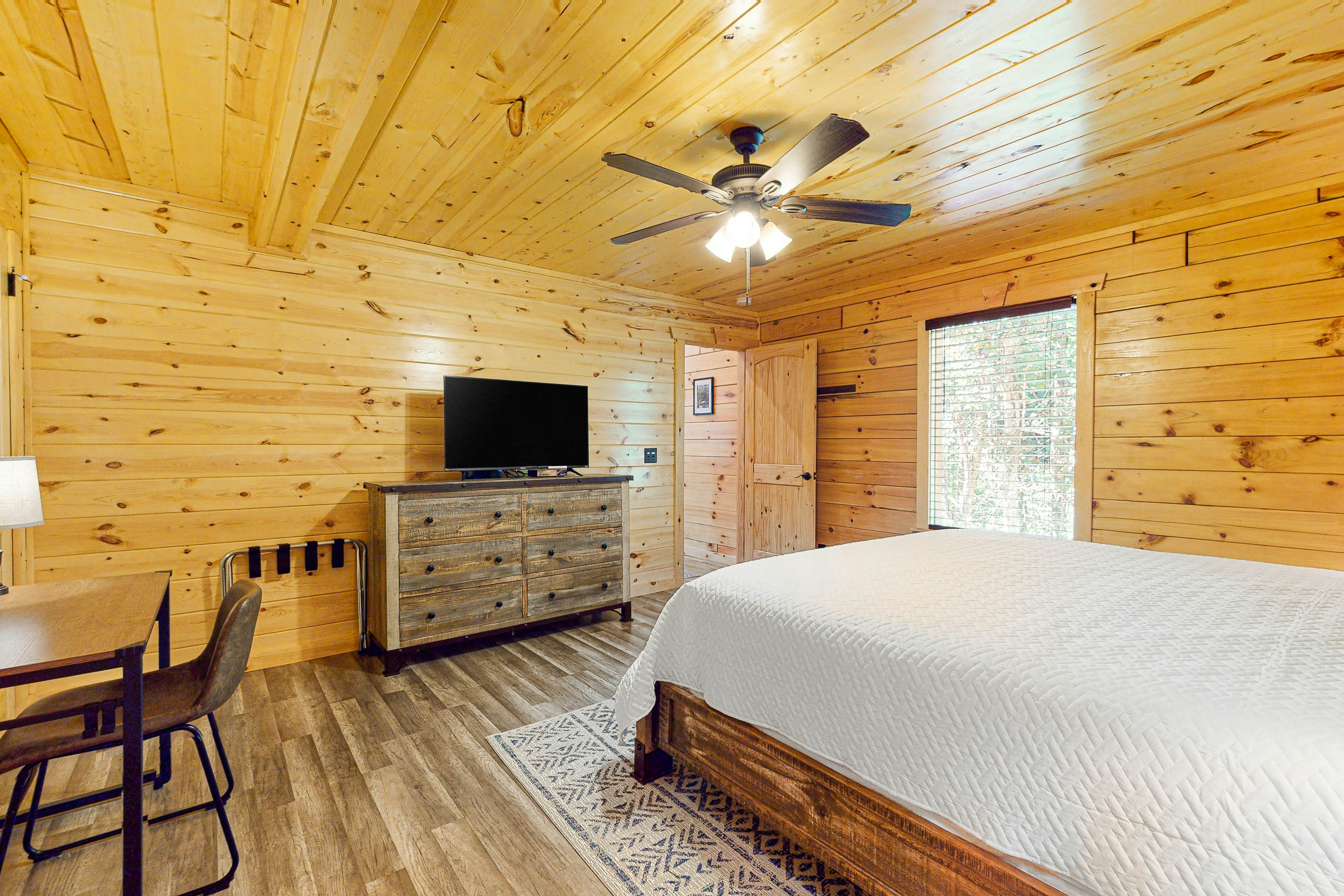 Wooded cabin w/ free attraction Tickets, hot tub, fireplaces, & furnished deck