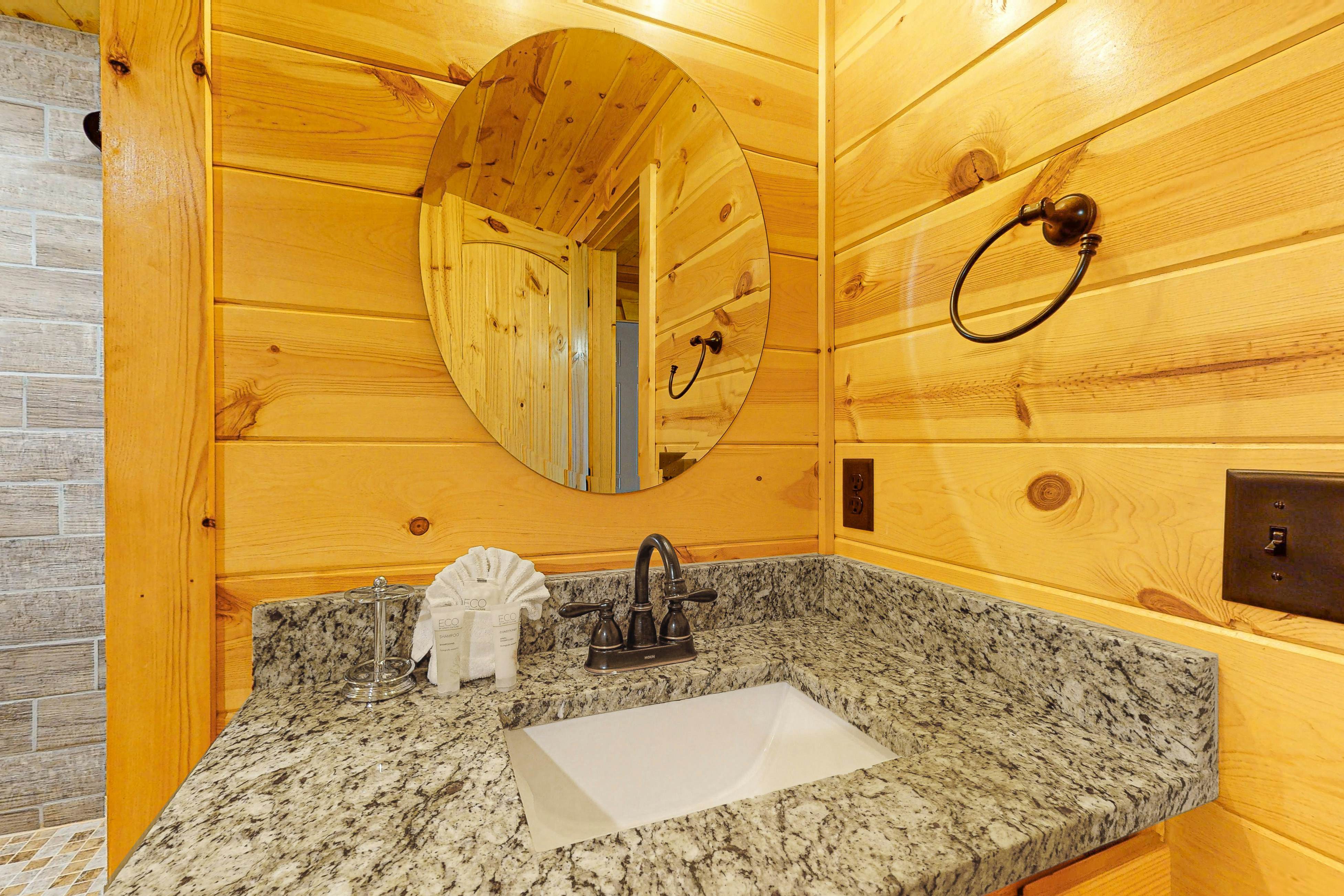 Wooded cabin w/ free attraction Tickets, hot tub, fireplaces, & furnished deck