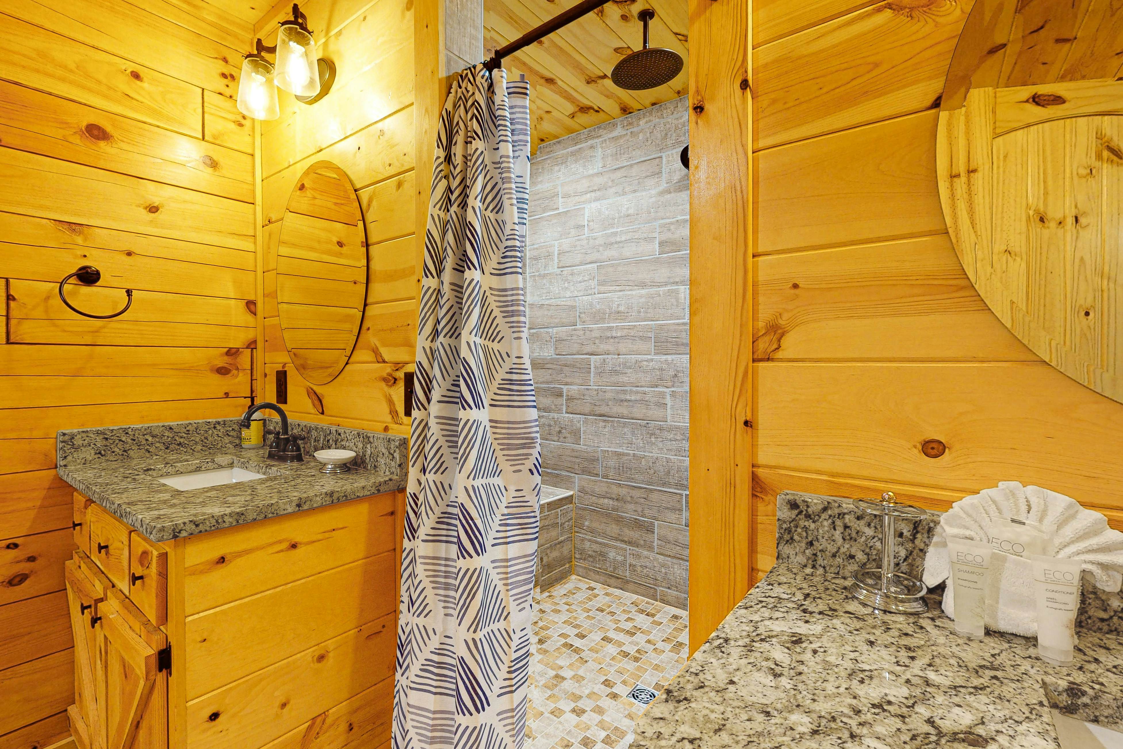 Wooded cabin w/ free attraction Tickets, hot tub, fireplaces, & furnished deck