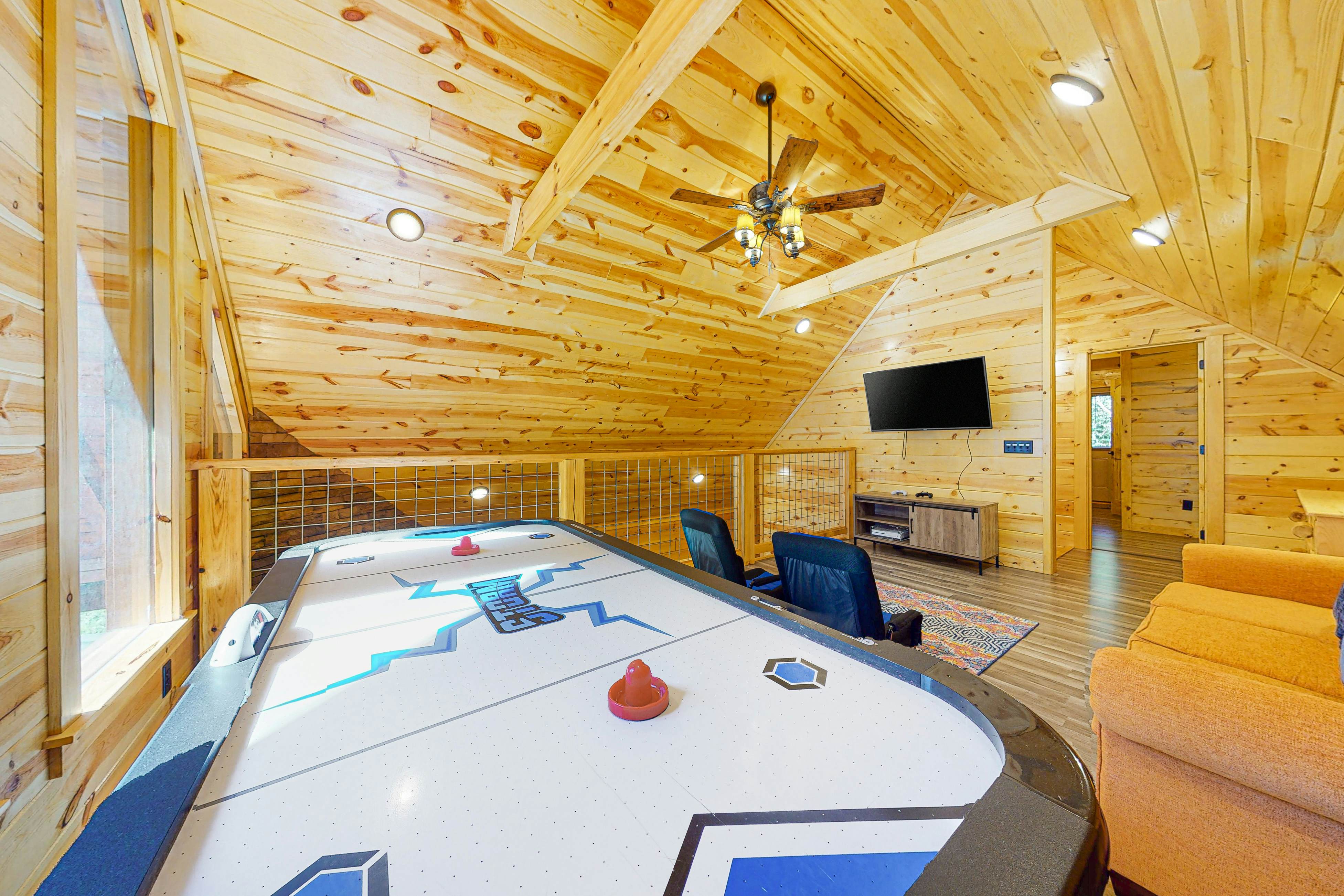 Wooded cabin w/ free attraction Tickets, hot tub, fireplaces, & furnished deck