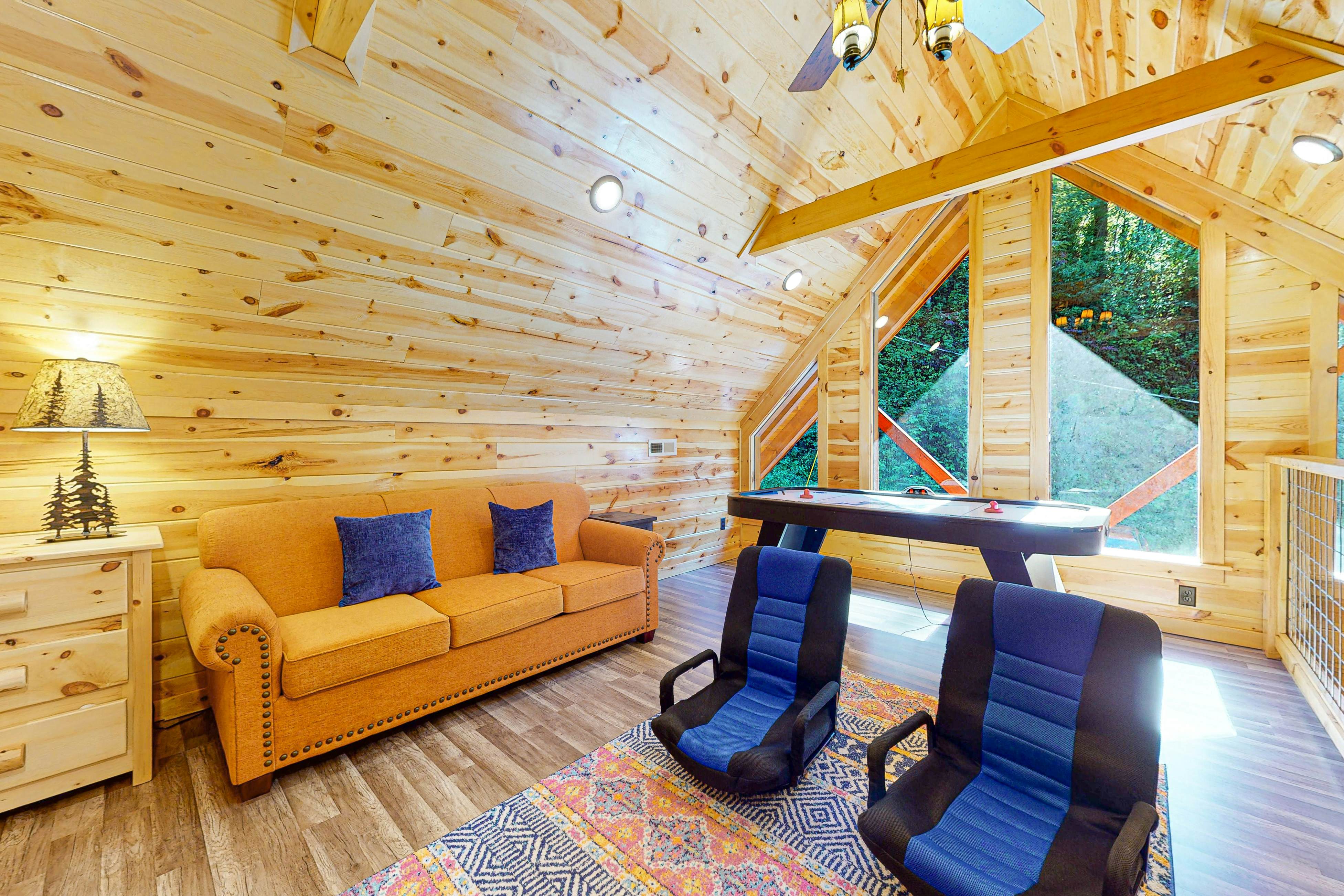 Wooded cabin w/ free attraction Tickets, hot tub, fireplaces, & furnished deck