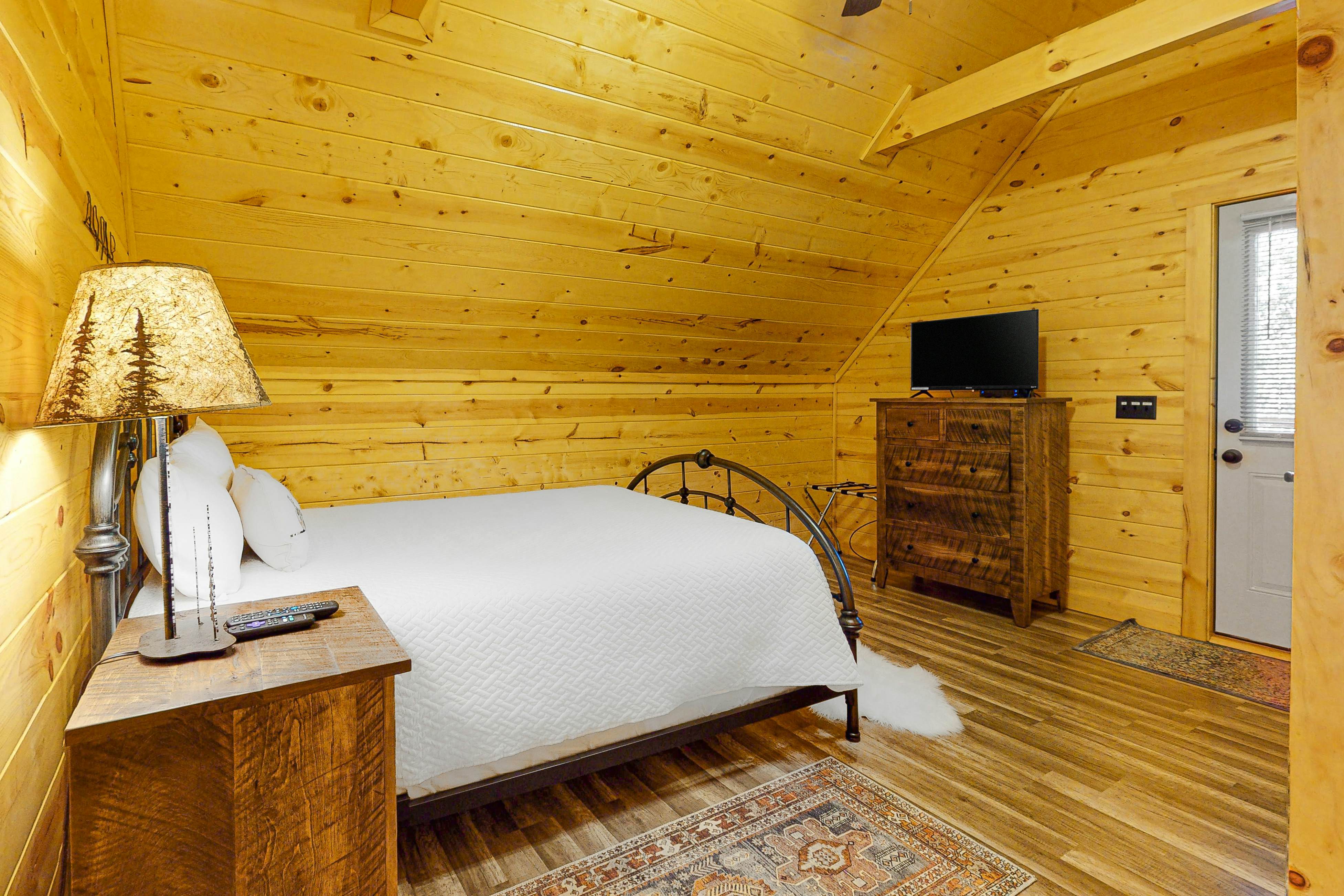 Wooded cabin w/ free attraction Tickets, hot tub, fireplaces, & furnished deck