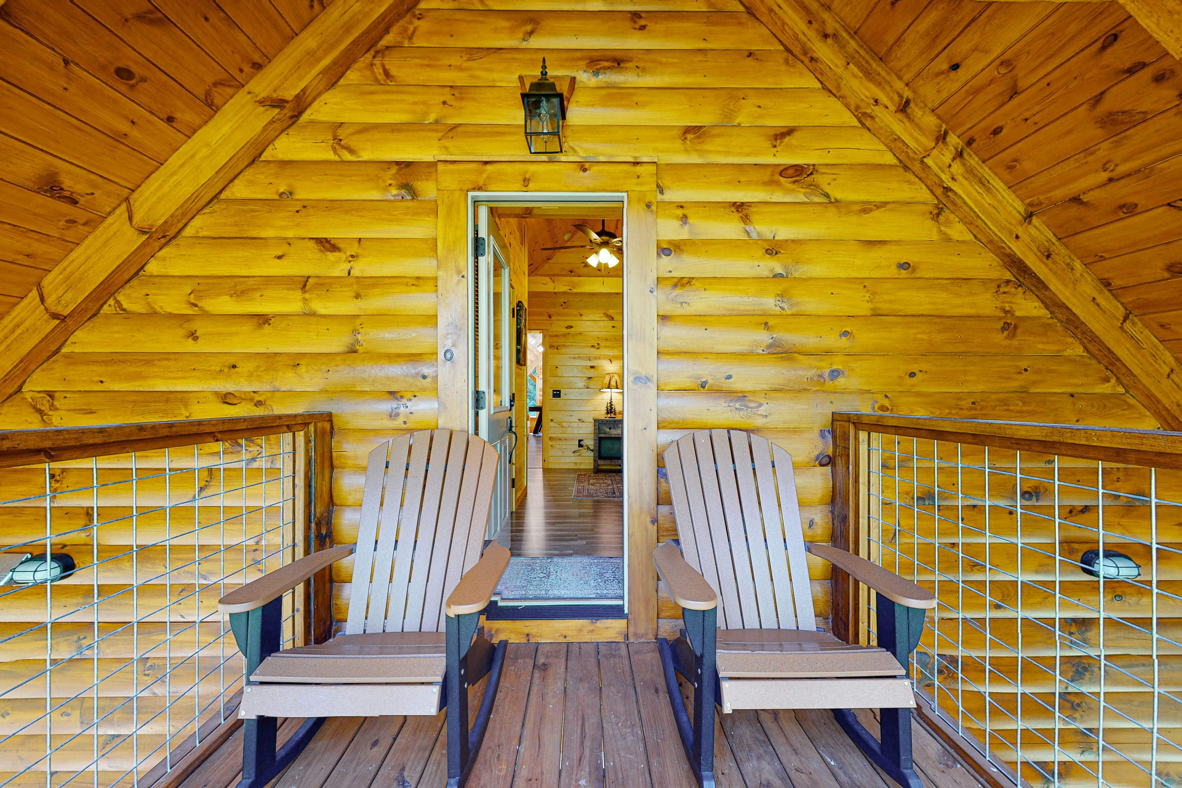 Wooded cabin w/ free attraction Tickets, hot tub, fireplaces, & furnished deck