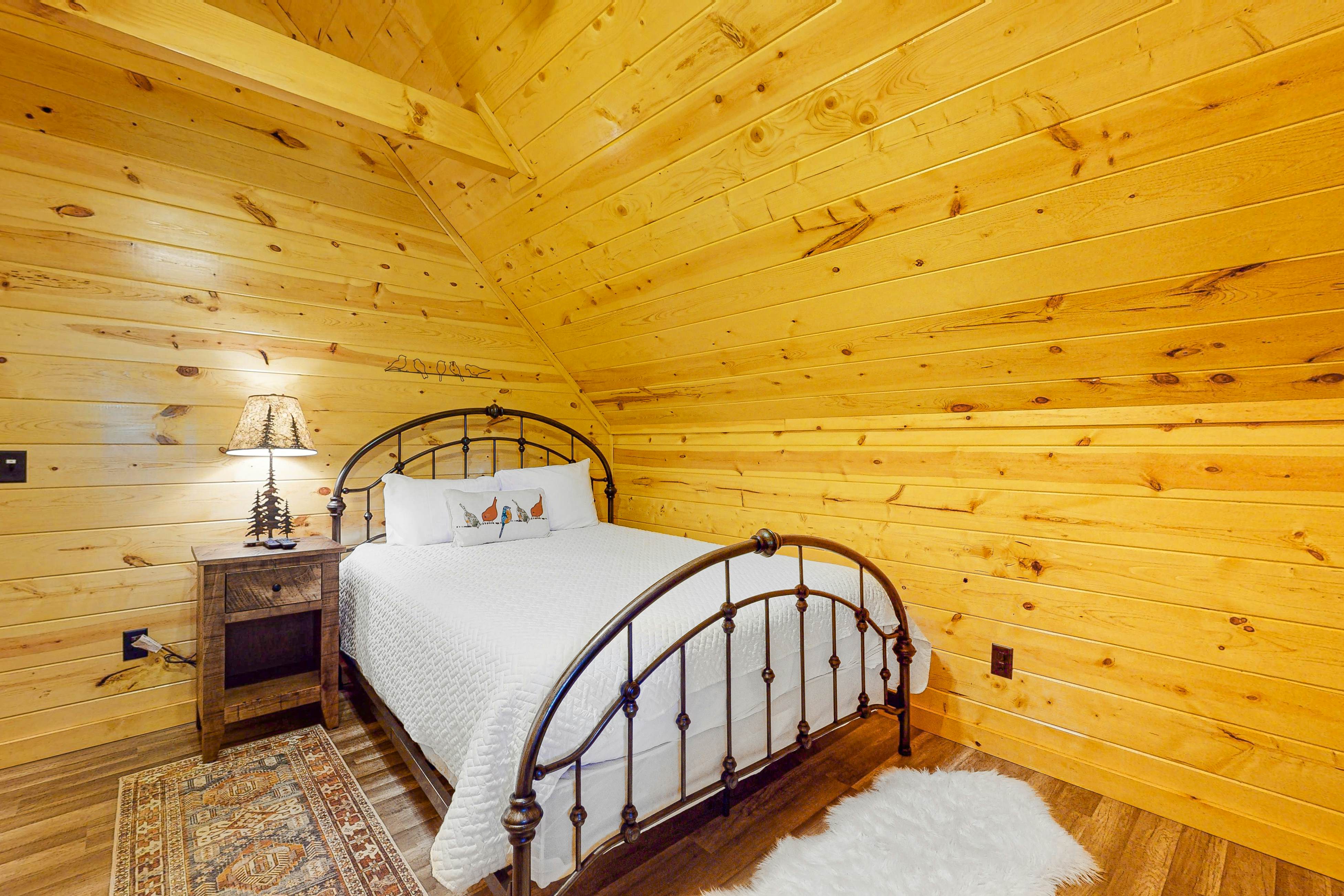 Wooded cabin w/ free attraction Tickets, hot tub, fireplaces, & furnished deck